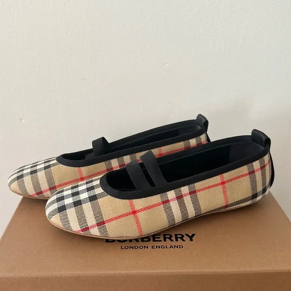 Burberry flats hotsell